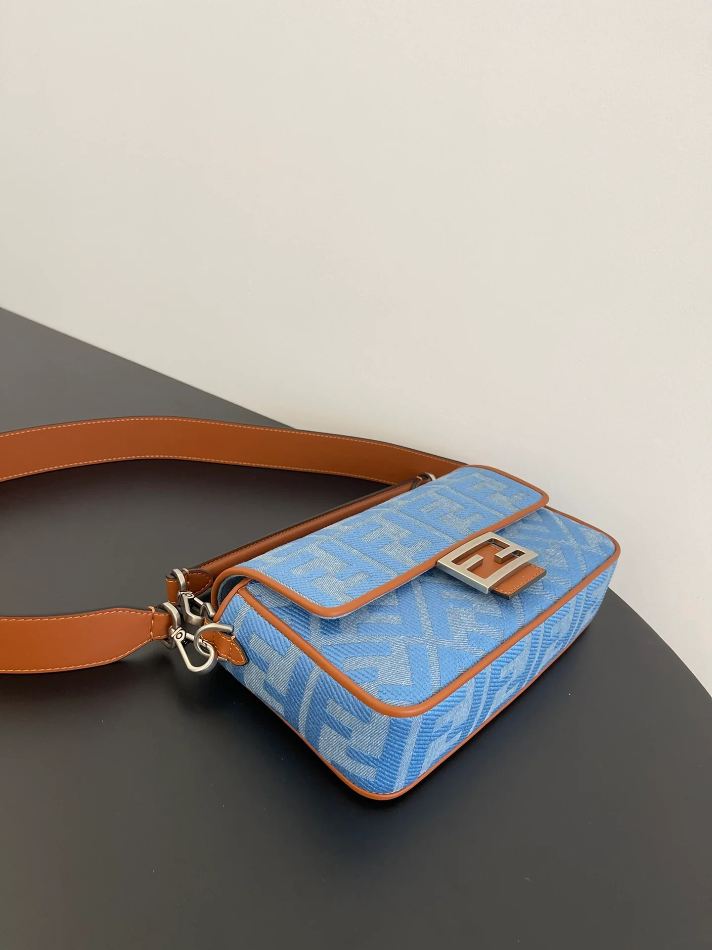 Сумка-багет Fendi с вышивкой - джинсово-синего цвета