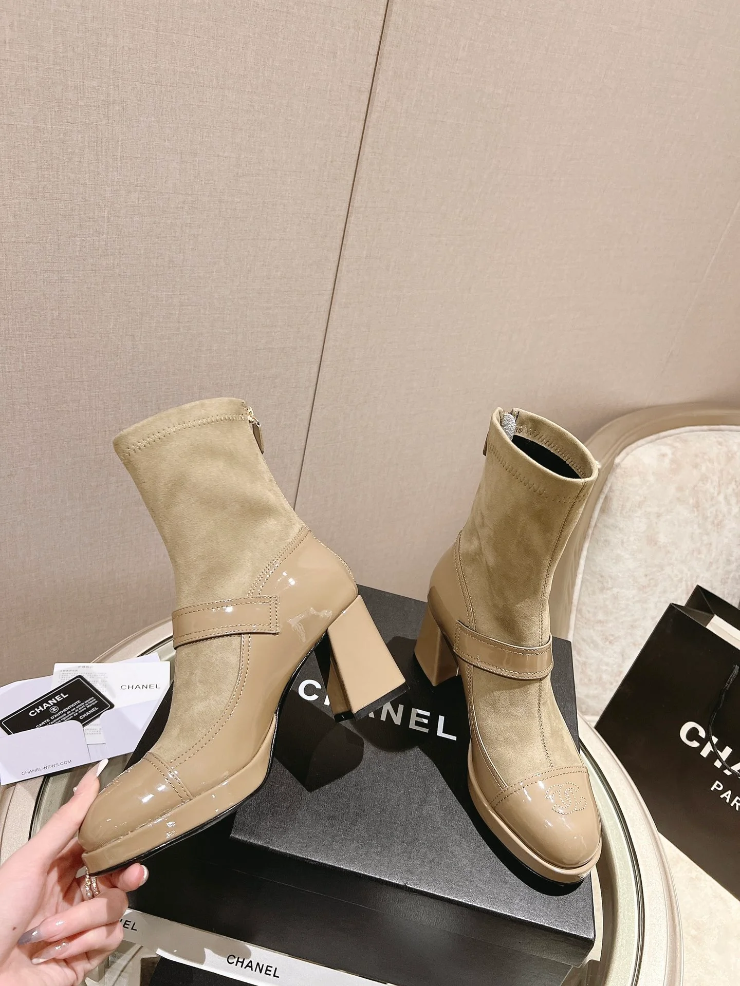 Унисекс лоферы Chanel в бежевом цвете, как на показе в Париже.