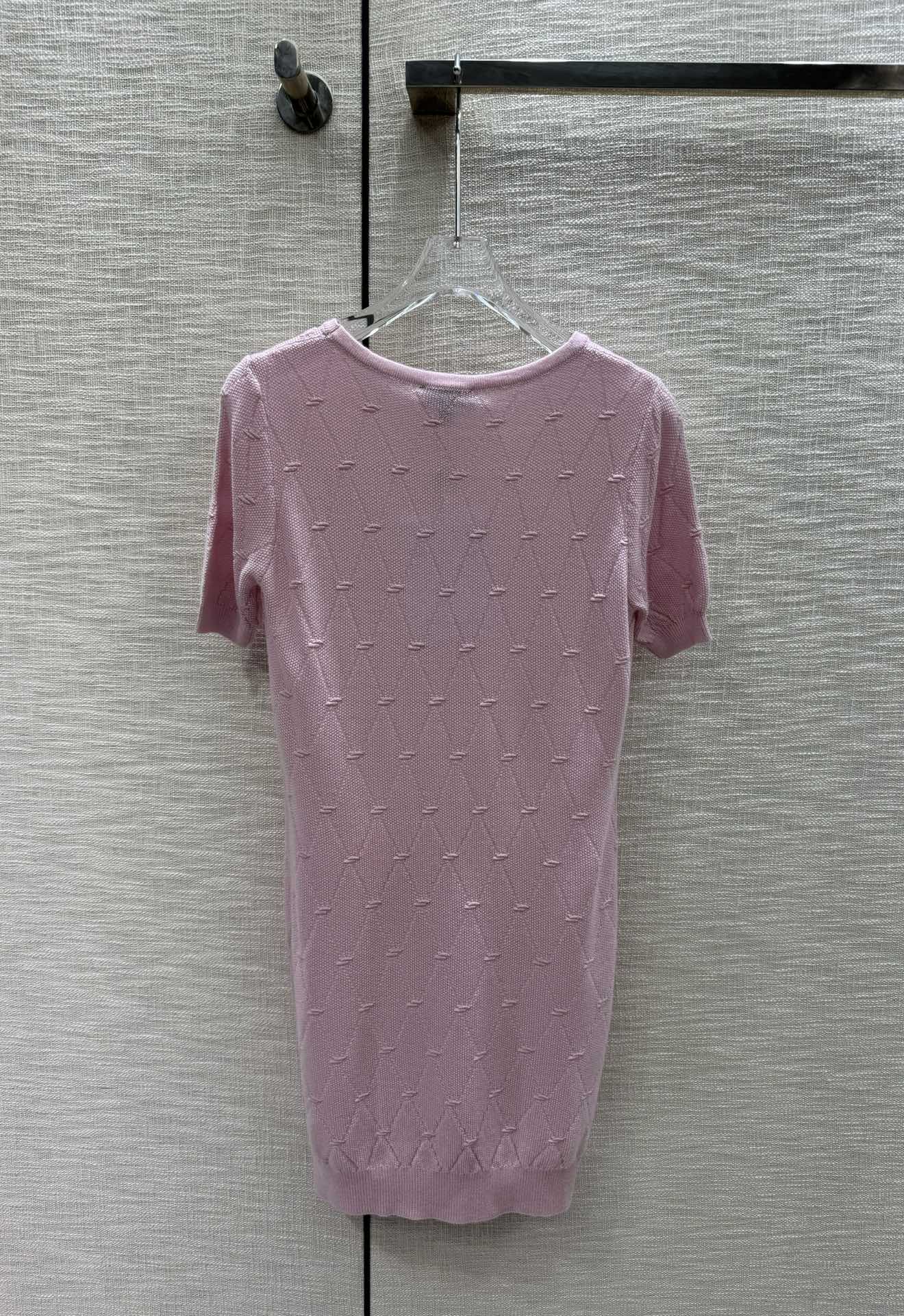 Новая коллекция Chanel Весна/Лето 2024: трикотажное платье с короткими рукавами и ромбовидным узором - Черное - 1