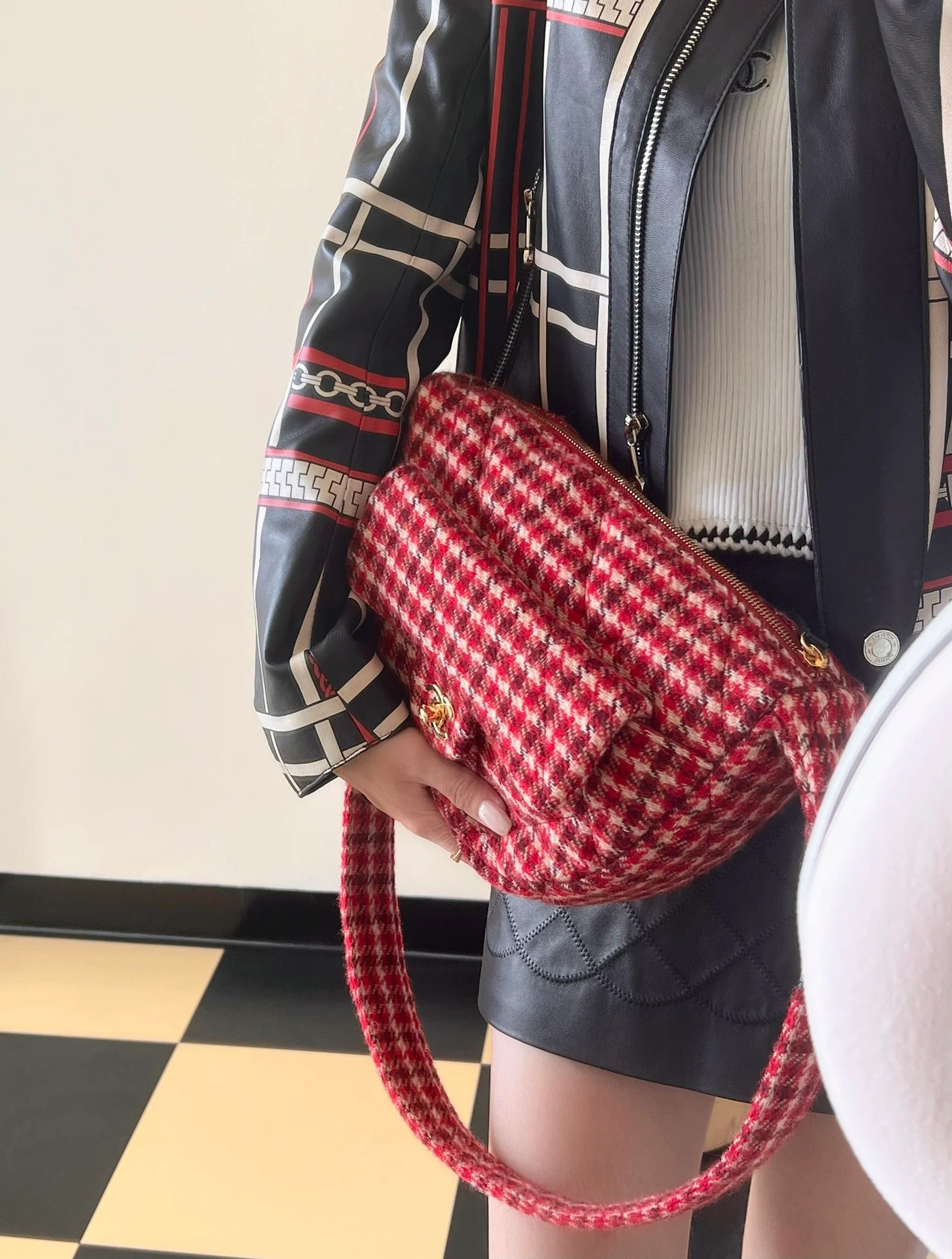 Сумка-хобо Chanel-Plover в красную клетку, полумесяц