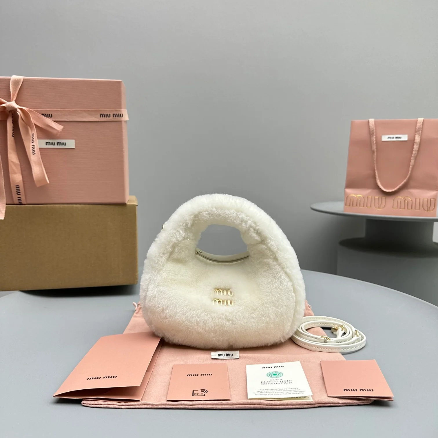 Сумка Miu Miu Wander, мини-версия, белая, из флиса.