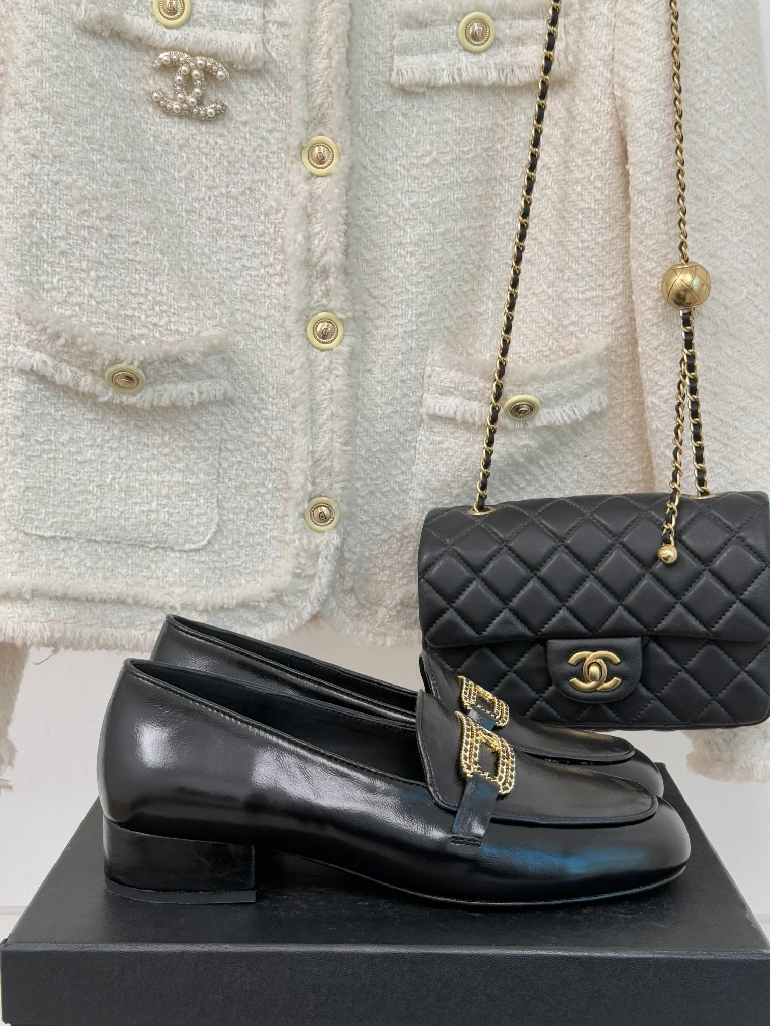 Лоферы Chanel 2024 с двойной цепочкой и пряжкой - черные