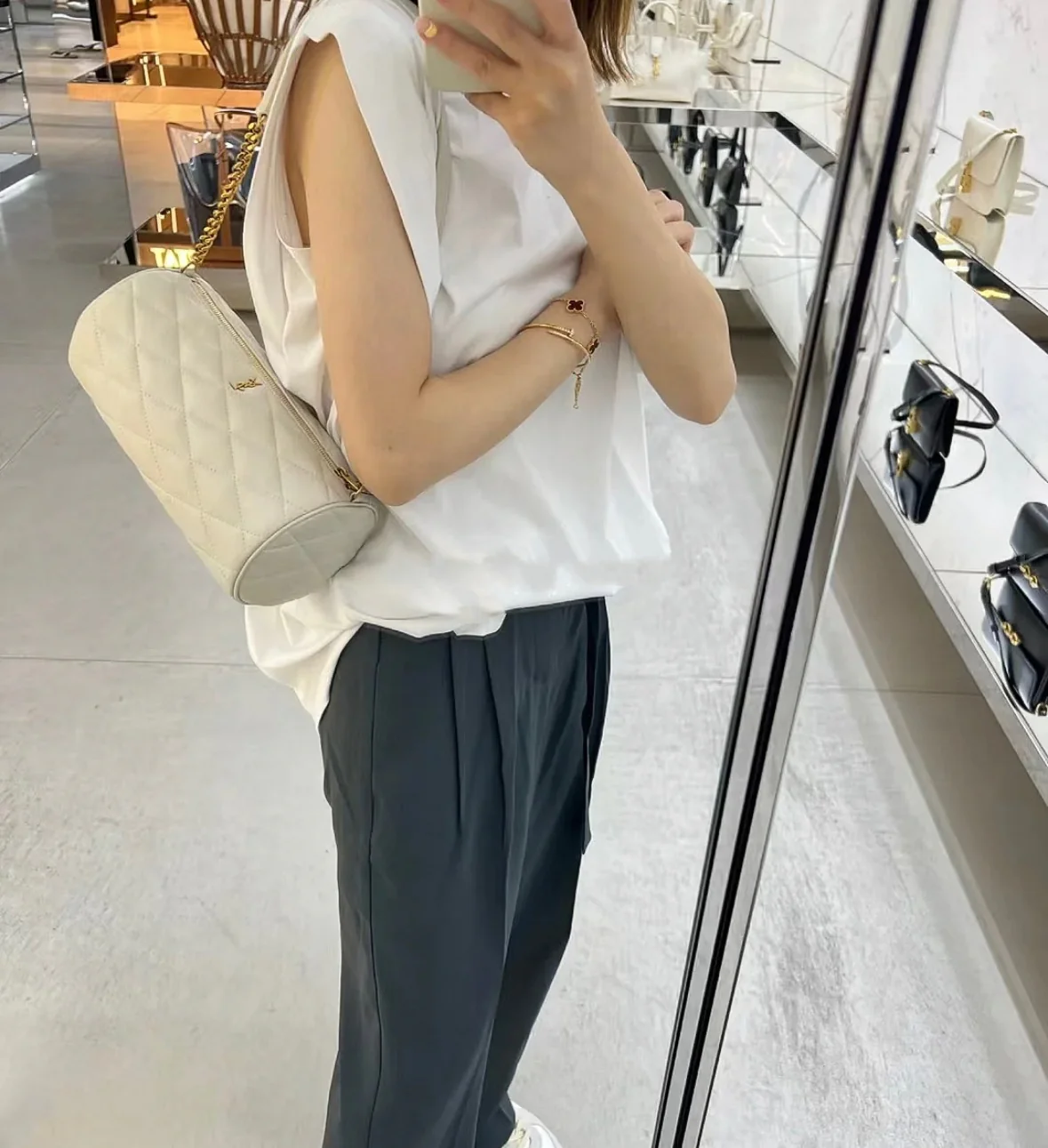 Маленькая цилиндрическая сумка YSL Sade - белая - на фото.