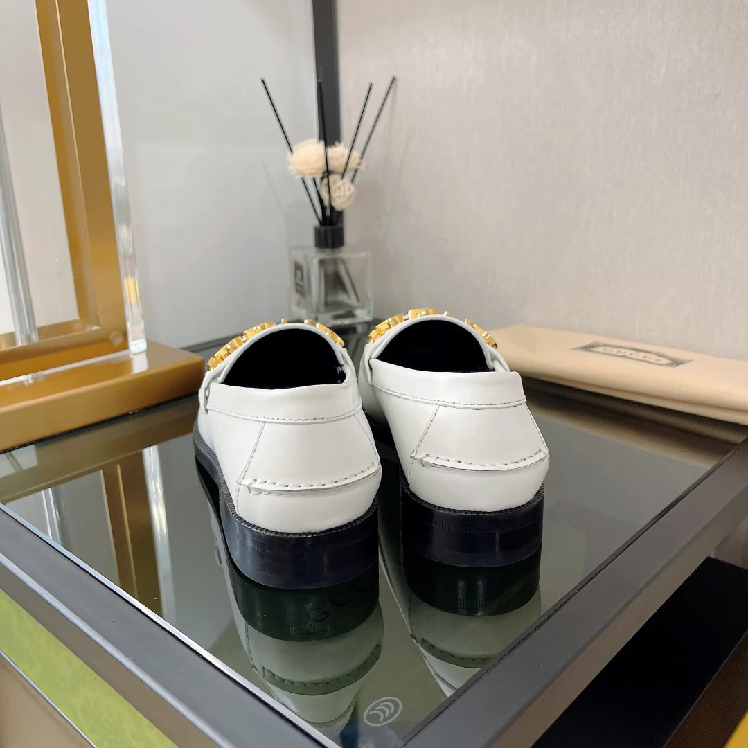 Новинка Gucci 2022 года - Лоферы с металлическими пряжками в виде букв.