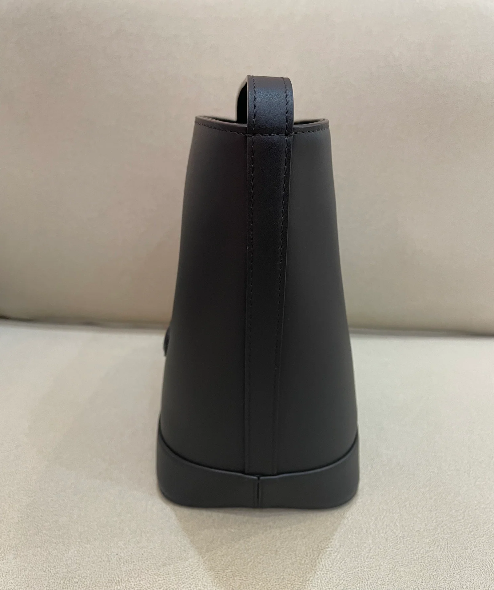 Маленькая черная кожаная сумка-ведро Celine Cuir Triomphe