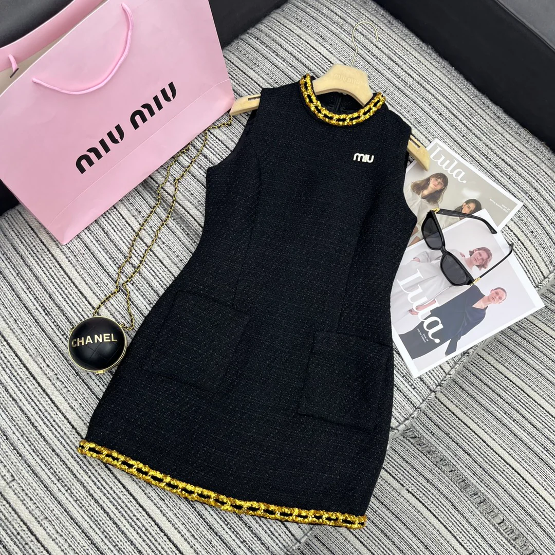 Miu Miu - 2404 - 2024 Ранняя весна. Новое платье-жилет из твида с цепочным дизайном.