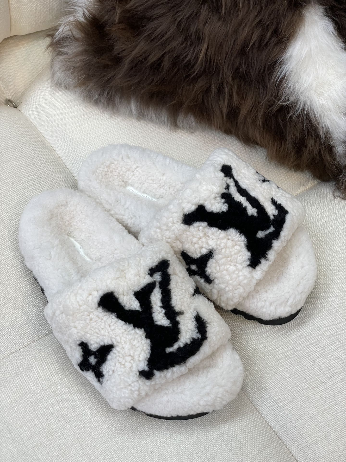 LV - Новые шерстяные тапочки из коллекции осень/зима 2022