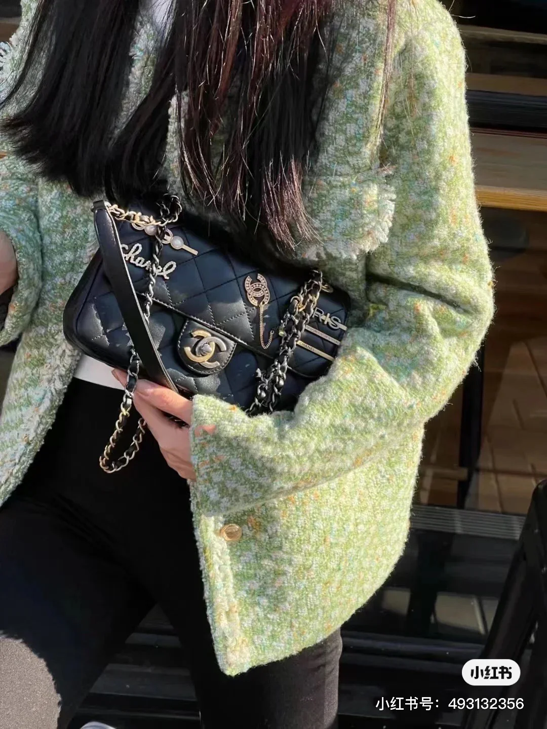 Новинка сезона осень/зима 2022 от Chanel - сумка с клапаном и значком - 22 см - 1