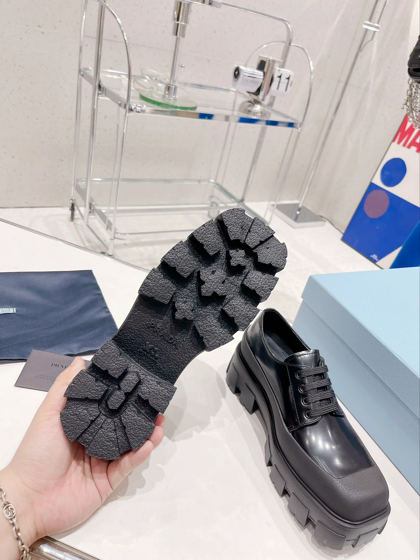 Новинка Prada 2022 года - лоферы на платформе с квадратным носком.