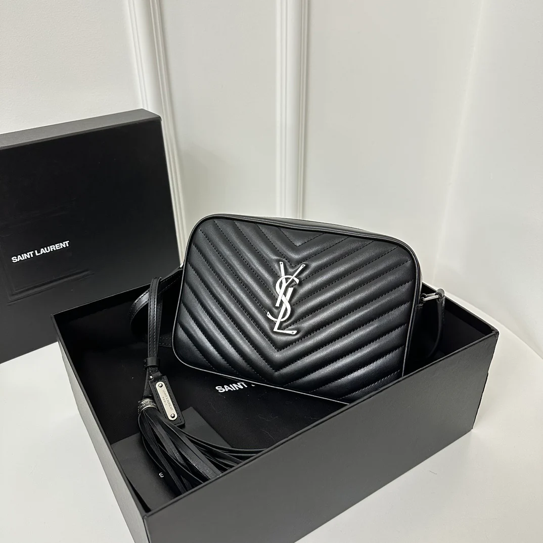 Стеганая сумка для фотоаппарата YSL — черная с серебристой фурнитурой.