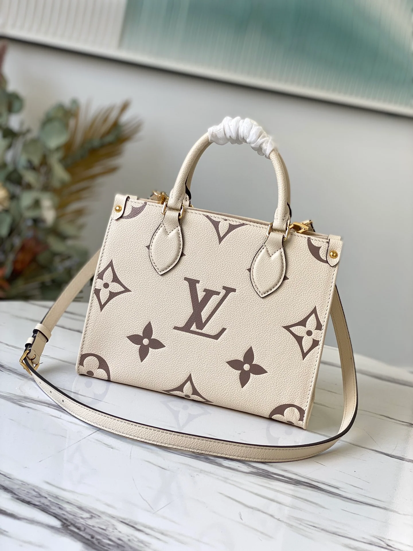lv-m45660-milky white light pink-onthego-pm