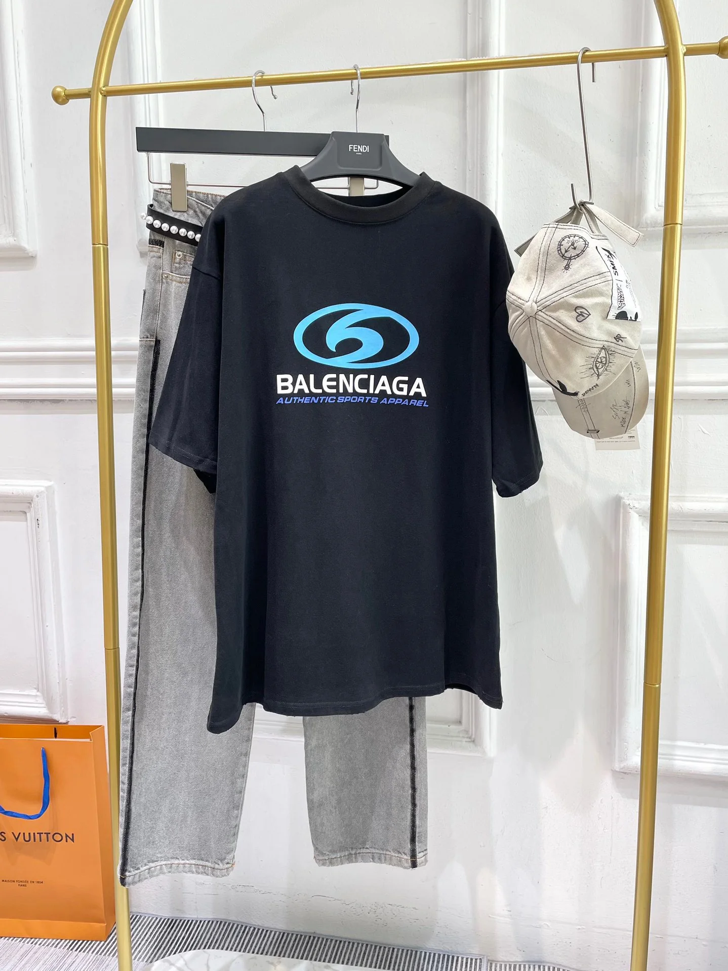 Футболка Balenciaga 2403 Surfer Maxi Loose Cotton Short-Sleeve Tee черного цвета.