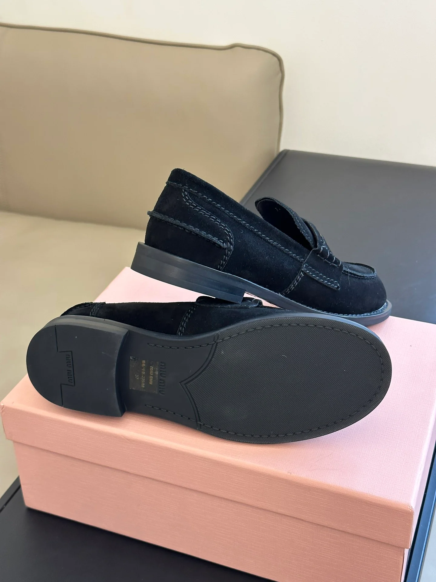 Новинка сезона осень/зима 2023 от Miu Miu - Лоферы Gold Coin - Замшевые, черные