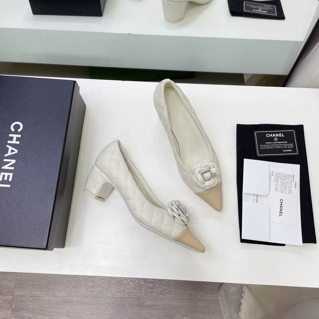 Туфли на толстом каблуке Chanel Camellia - белые - 5 см