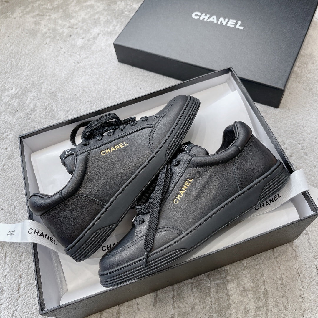 Новинка сезона весна/лето 2023 от Chanel - кроссовки с золотистой отделкой - черные.