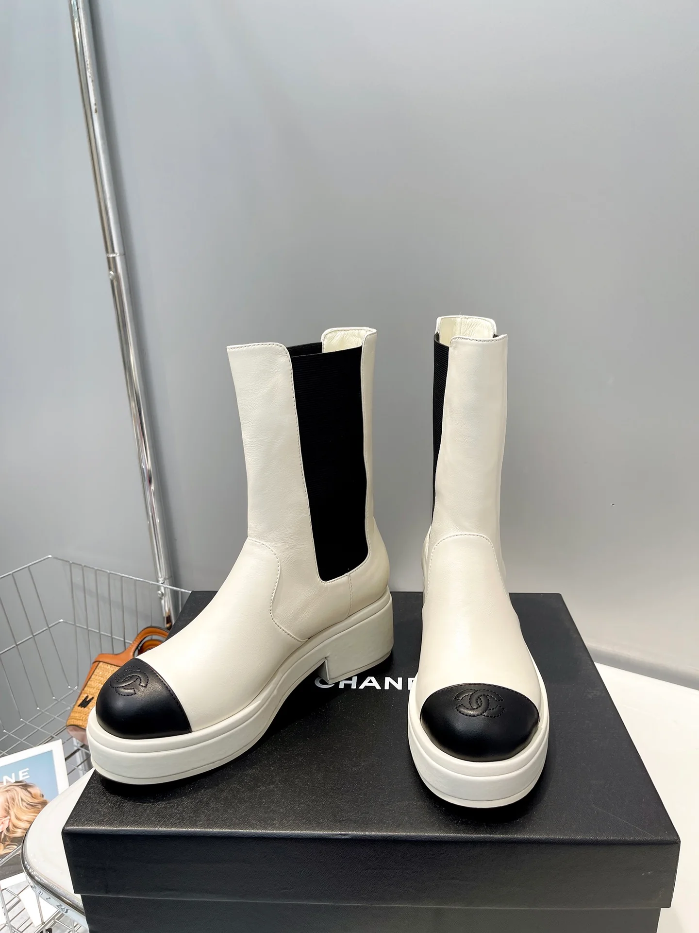 Коллекция Chanel осень/зима 2022: сапоги до середины икры премиум-класса, белые.