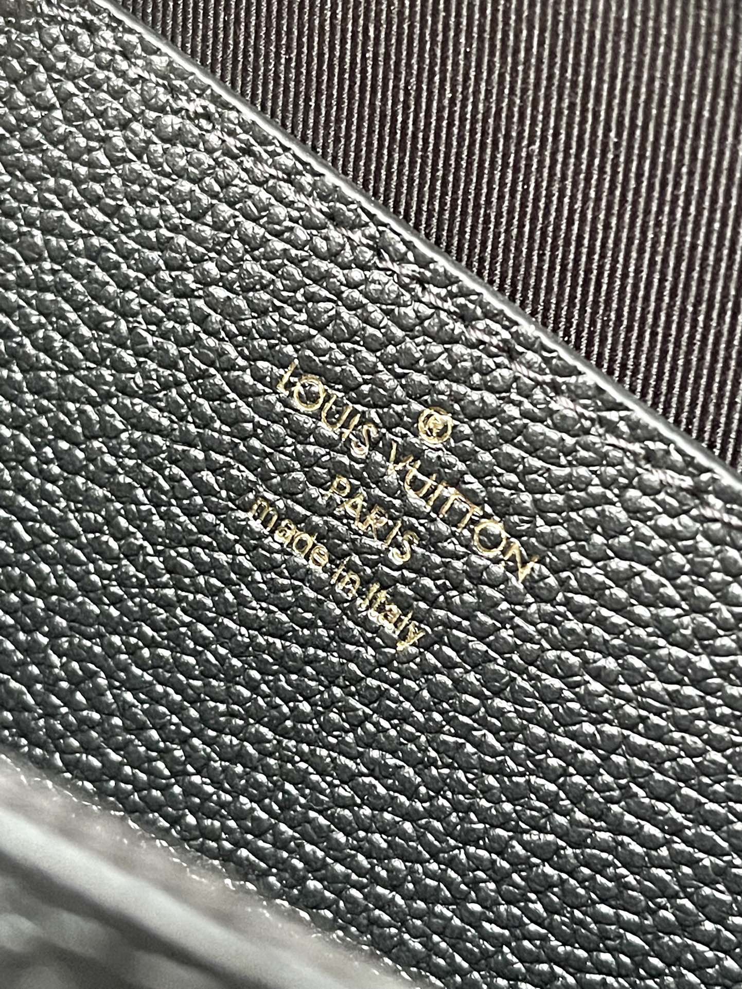 m82637-LV-кошелек-на-цепочке-metis-сумка-кроссбоди-черная тисненая кожа