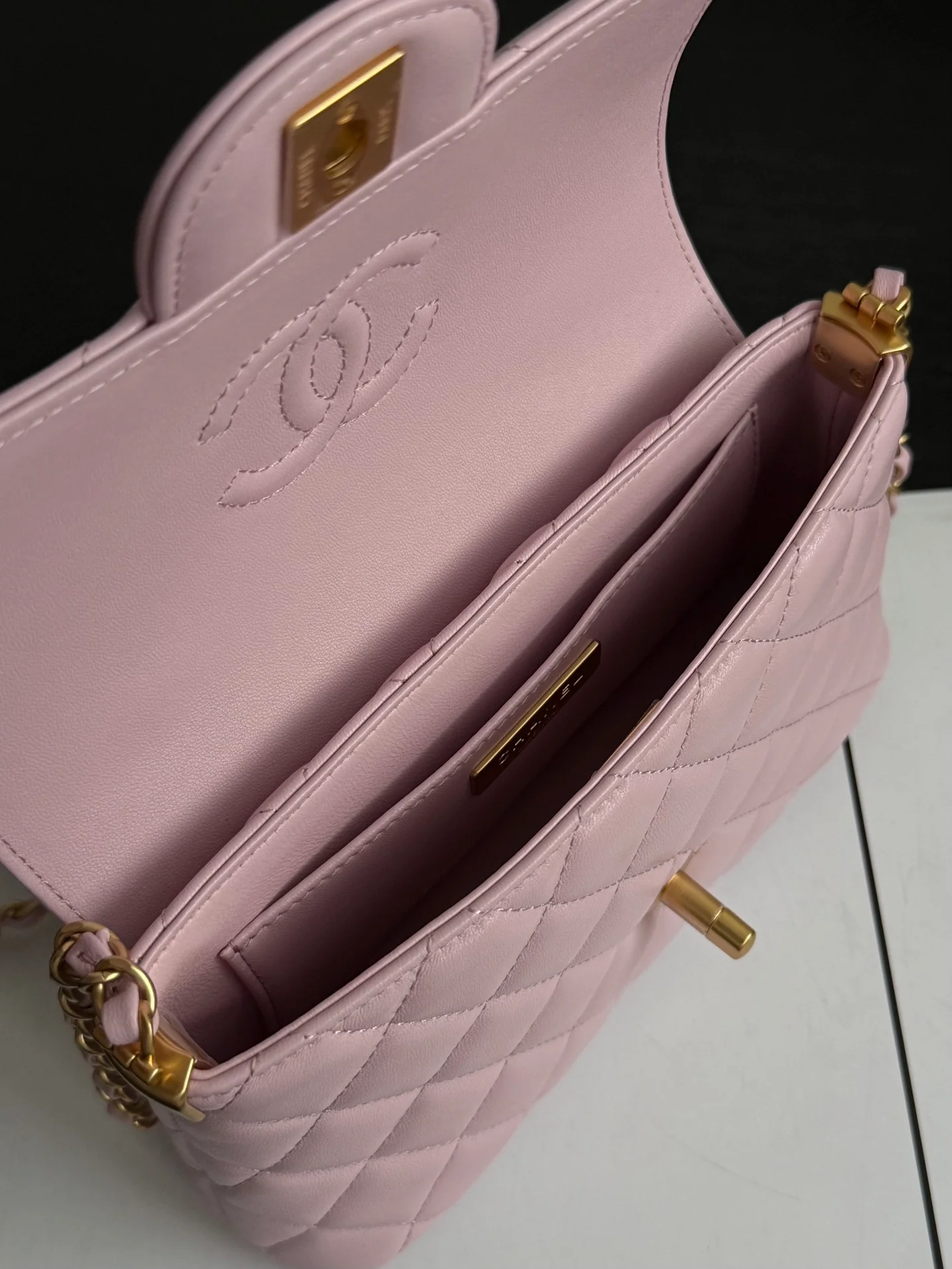 Сумка с ручкой и клапаном, маленькая, розовая, 25 пенсов