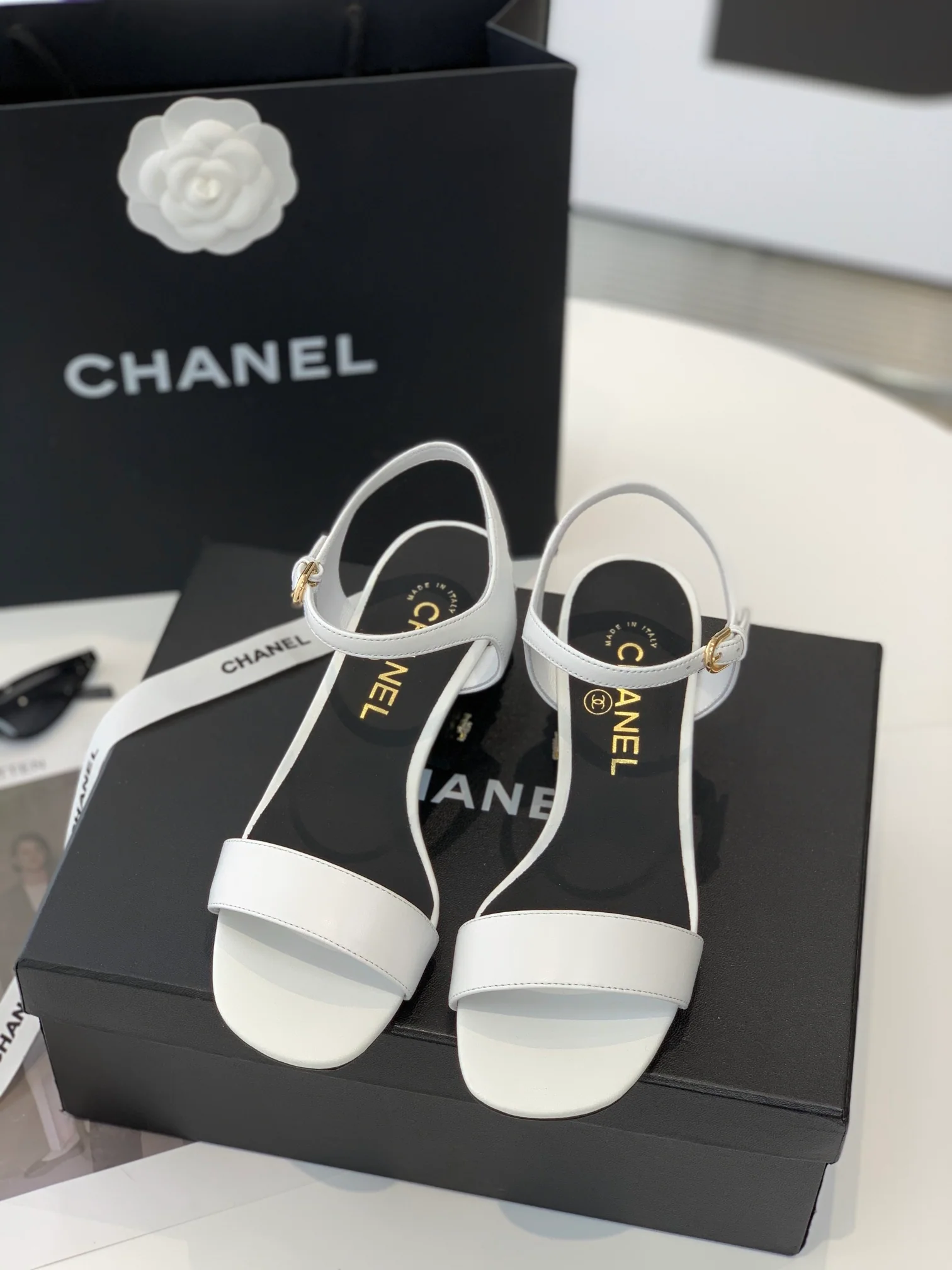 Сандалии Chanel с жемчужными и металлическими элементами в виде логотипа на подошве — размеры 35-41.