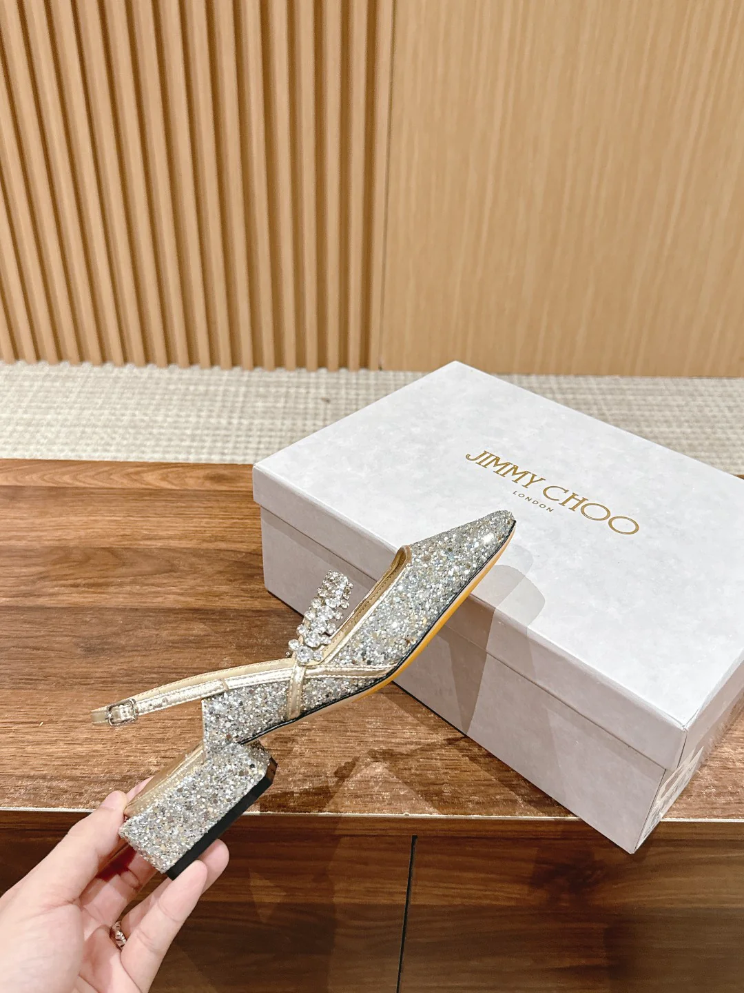 Сандалии Jimmy Mary Jane с цепочкой из кристаллов на пятке - серебристые