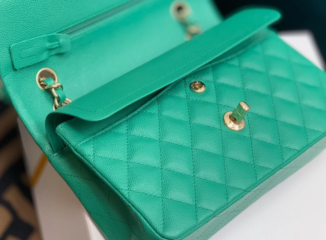 Chanel - Маленькая сумка из телячьей кожи с шариковым узором - CF - Зеленая - 23 см