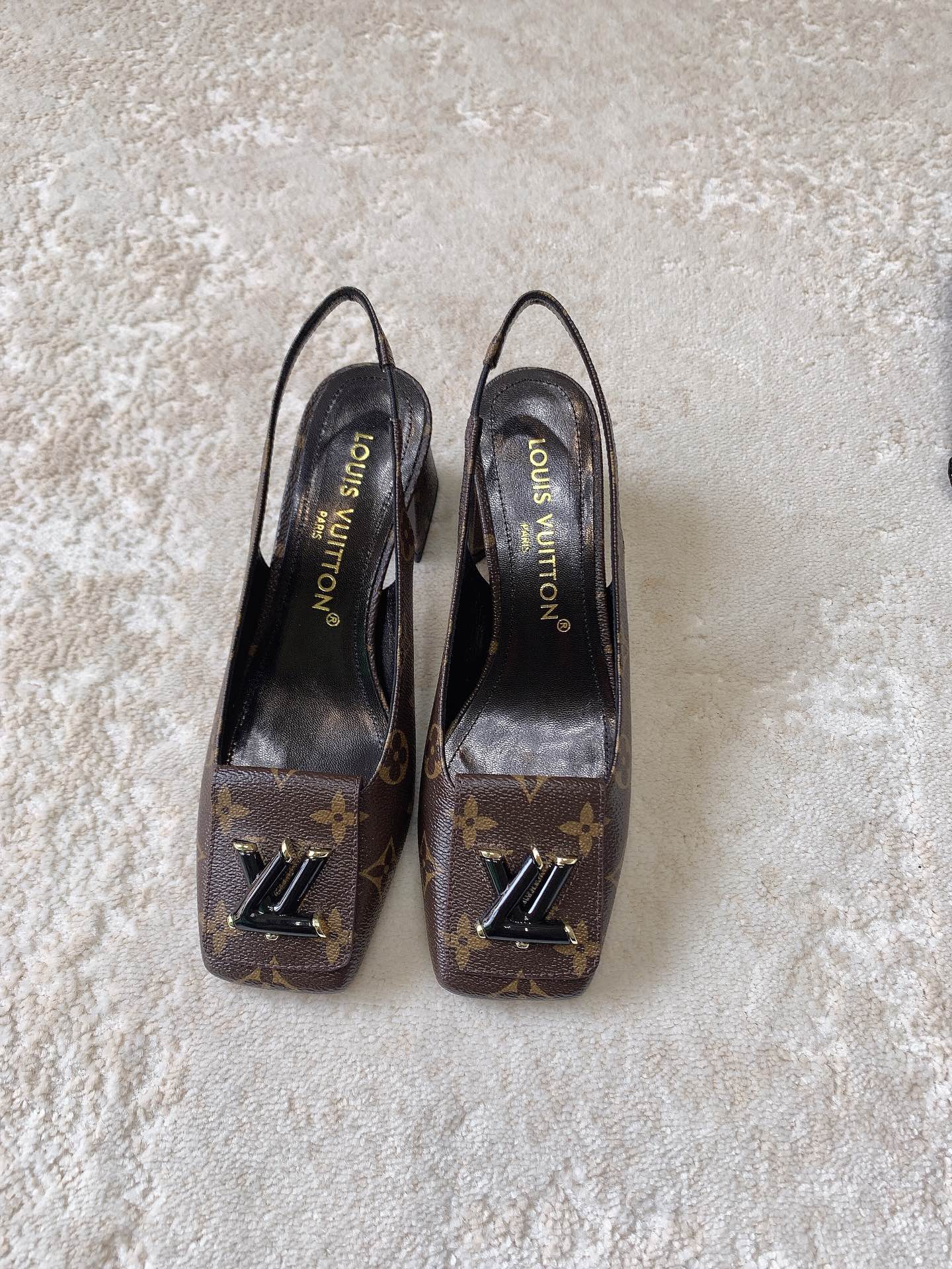 Новинка сезона весна/лето 2023 от LV - Туфли на низком каблуке с закрытым носком - Черный монограммный узор