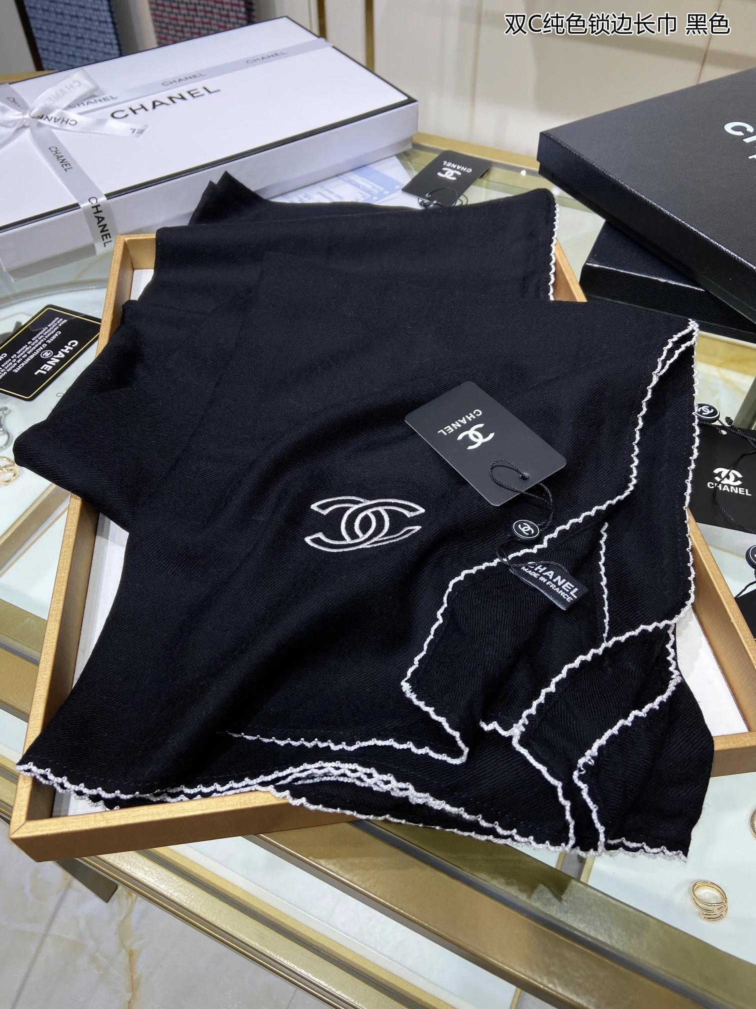 Однотонный кашемировый шарф Chanel с оверлочной отделкой.