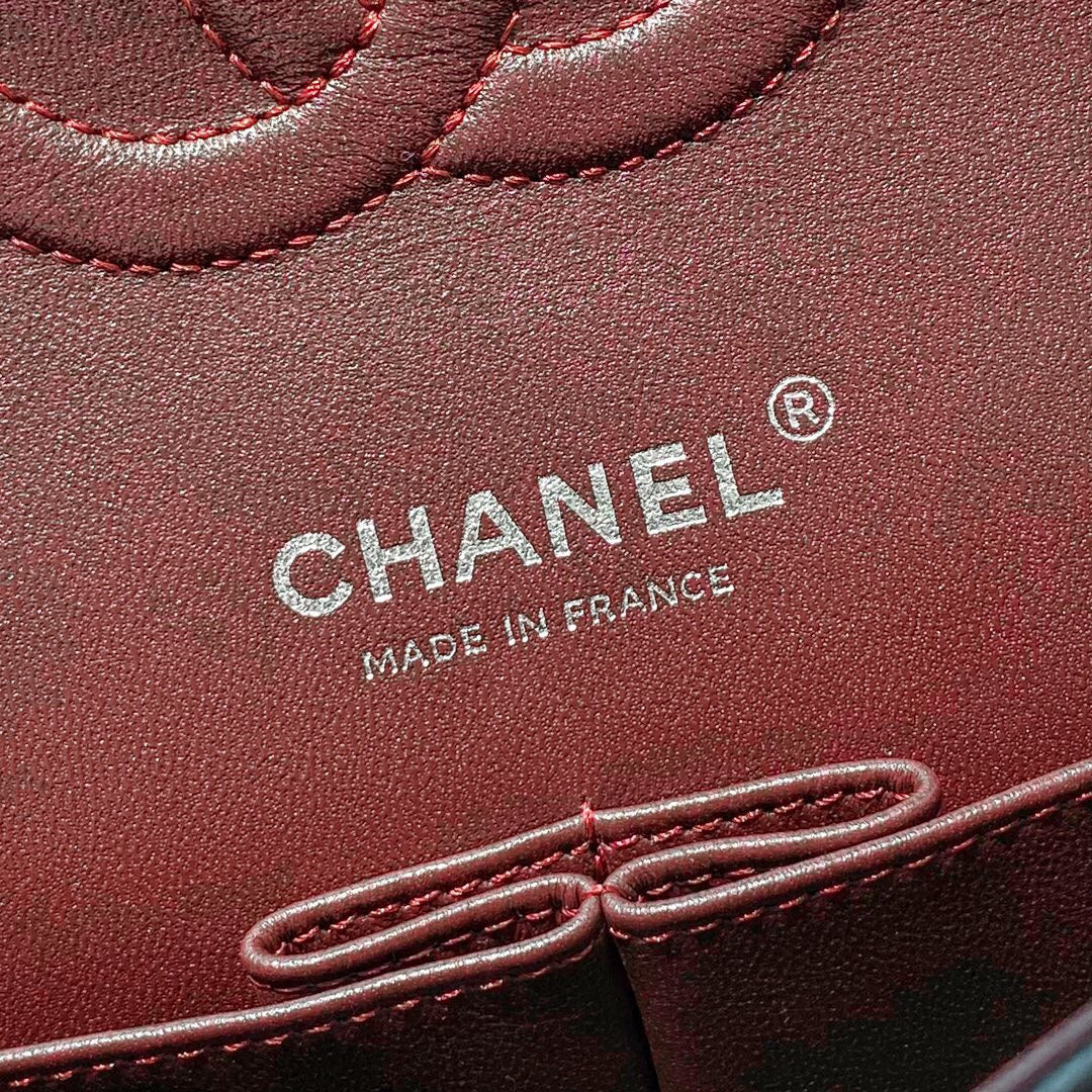 Chanel - Сумка с узором ?Личи? - Черная с серебряной пряжкой