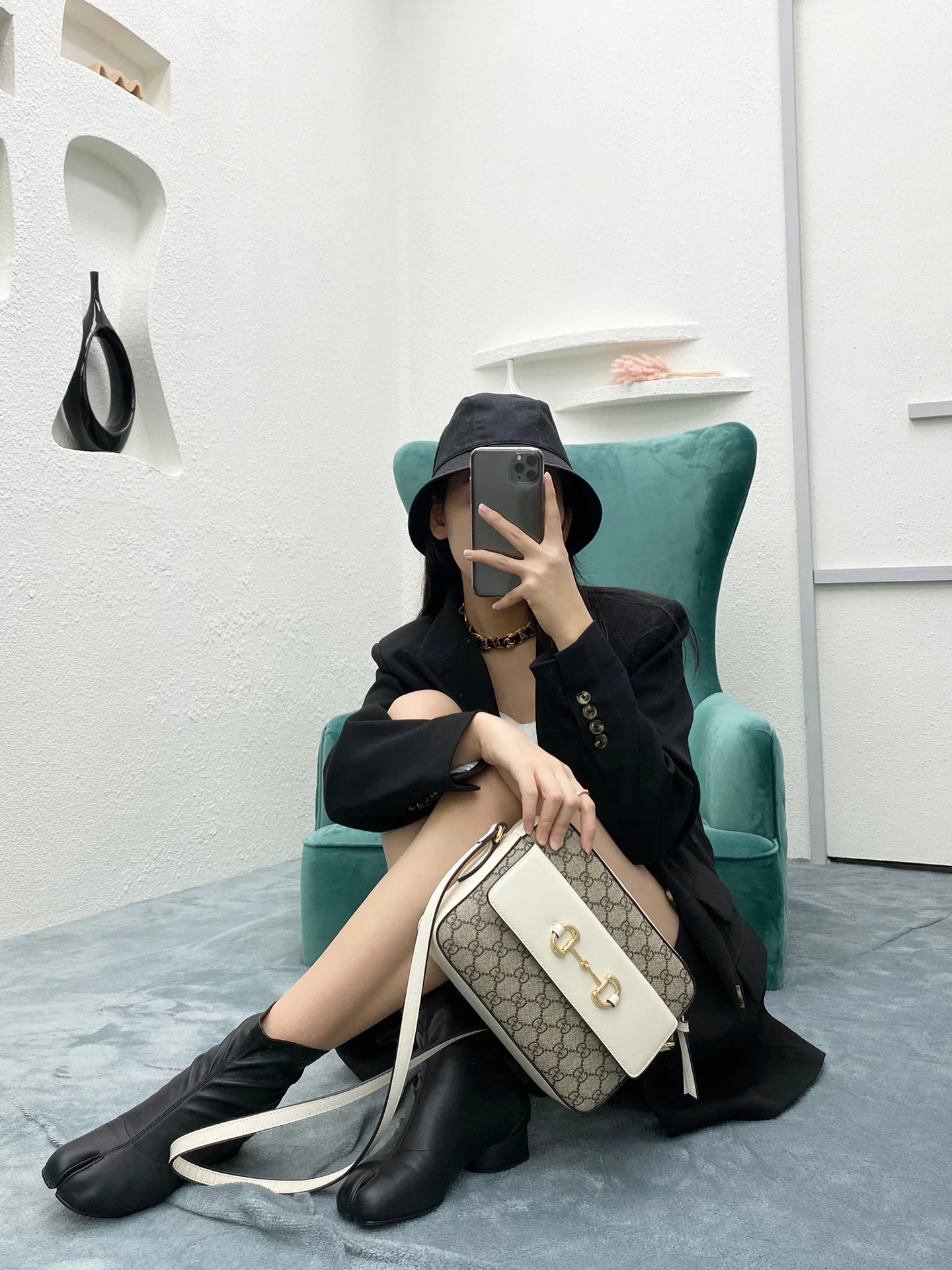 Сумка для фотоаппарата Gucci 1955 с пряжкой в ??виде подковы - 2 шт.