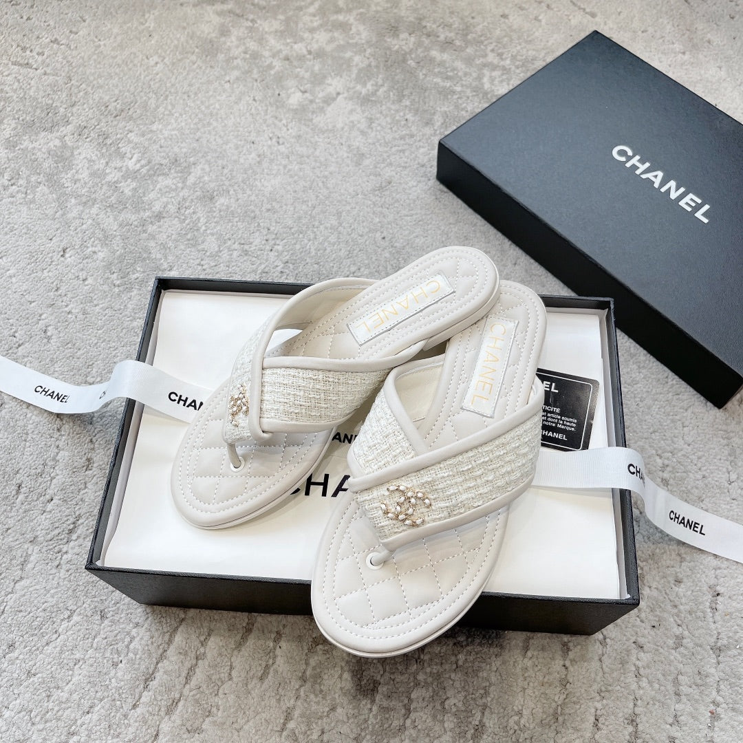 Новинка сезона весна/лето 2023 от Chanel - шерстяные тапочки с вышитым ромбовидным узором - белые.