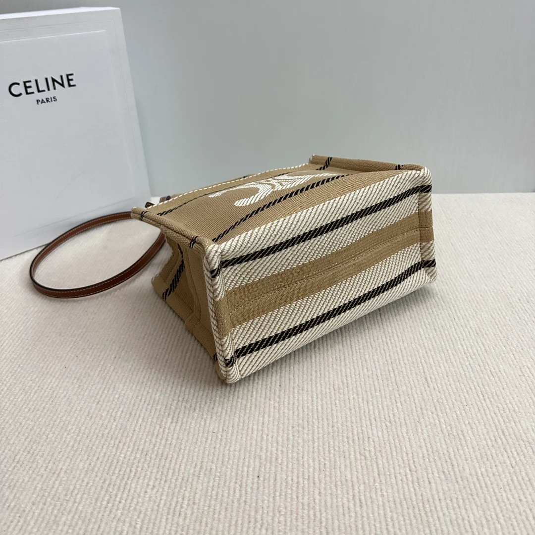 Кожаная сумка-тоут Celine Triumph, маленькая, бежевая.