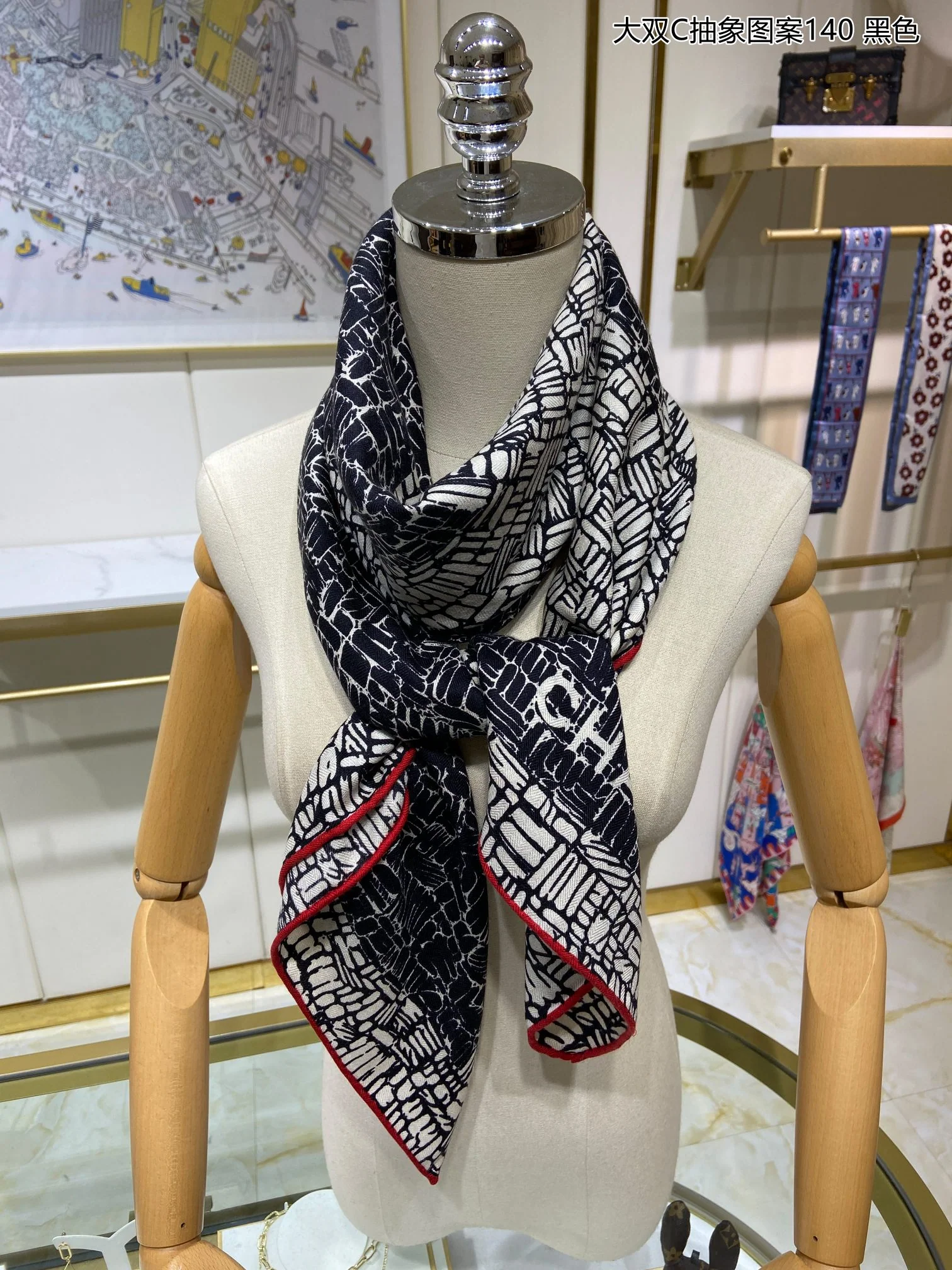 Большой шарф Chanel с абстрактным узором ?Двойная буква С? — 140 см x 140 см — 80% кашемир — 20% шелк — черный