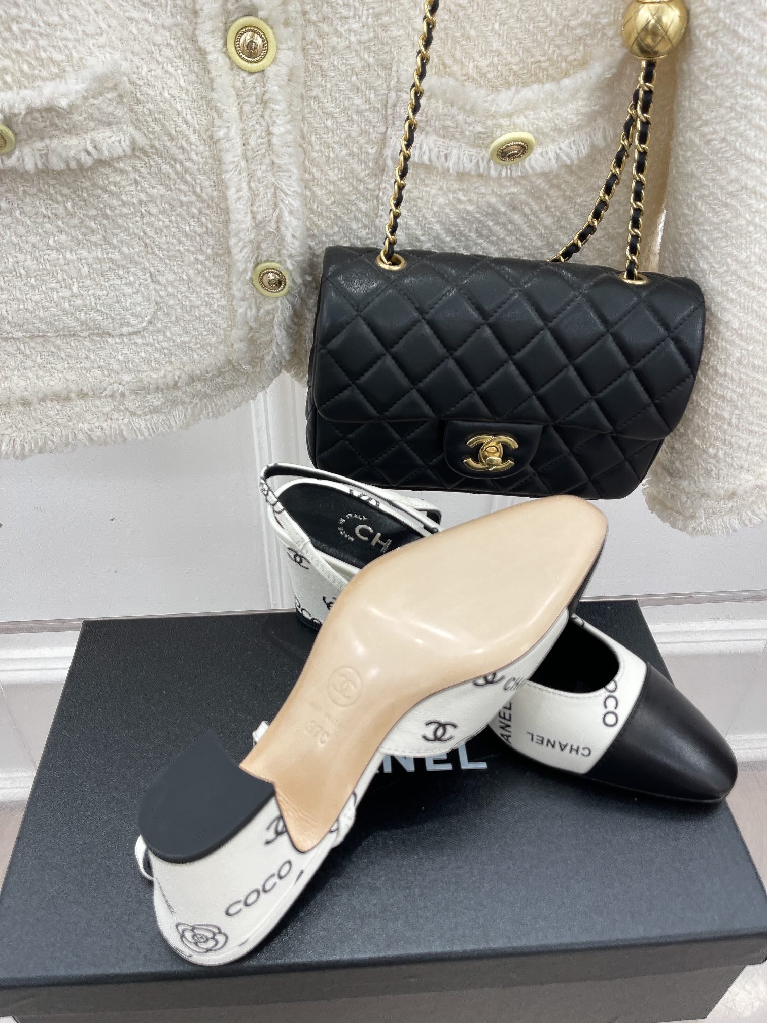 Новинка весны 2023 года от Chanel - туфли на высоком каблуке с принтом и вырезами - 6 см.