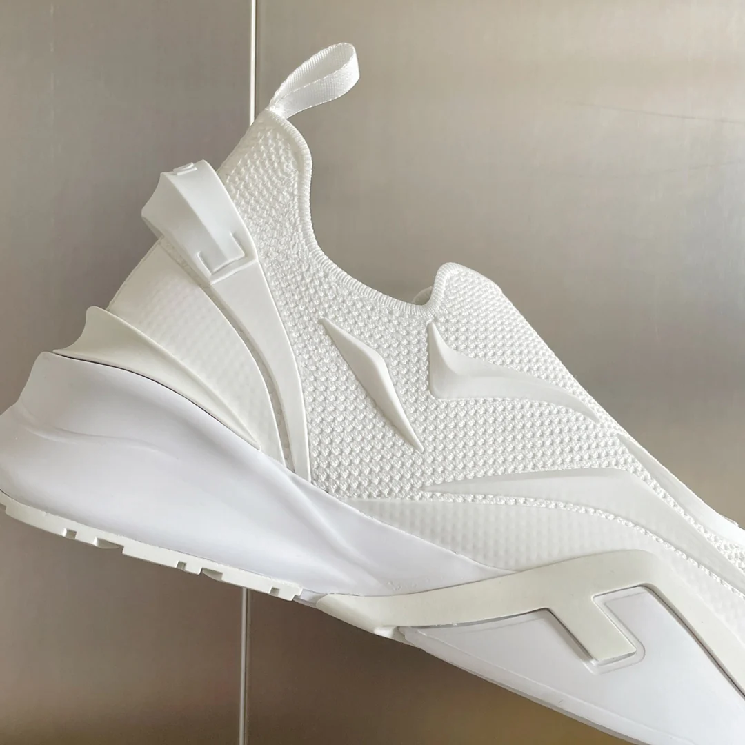 Новинка 2023 года от Fendi - кроссовки Flow Series Flyknit - белые.