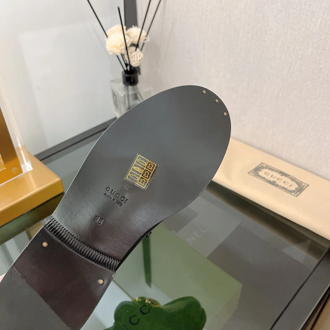 Новинка 2022 года от Gucci - Лоферы с металлической пряжкой в ??виде буквы - 1