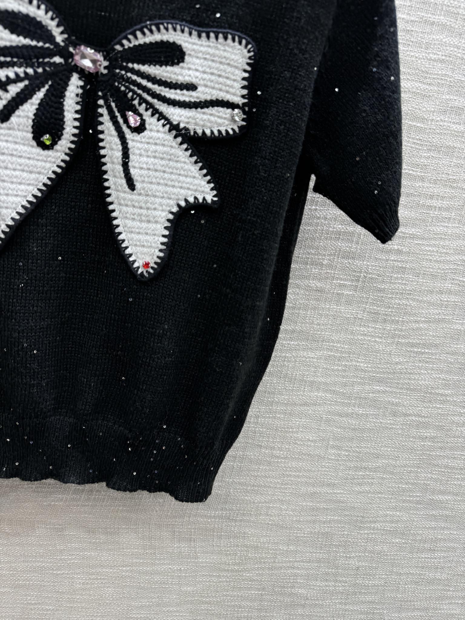 Футболка Chanel 2403 с вышитым бантом, трикотажная, с короткими рукавами, черная.