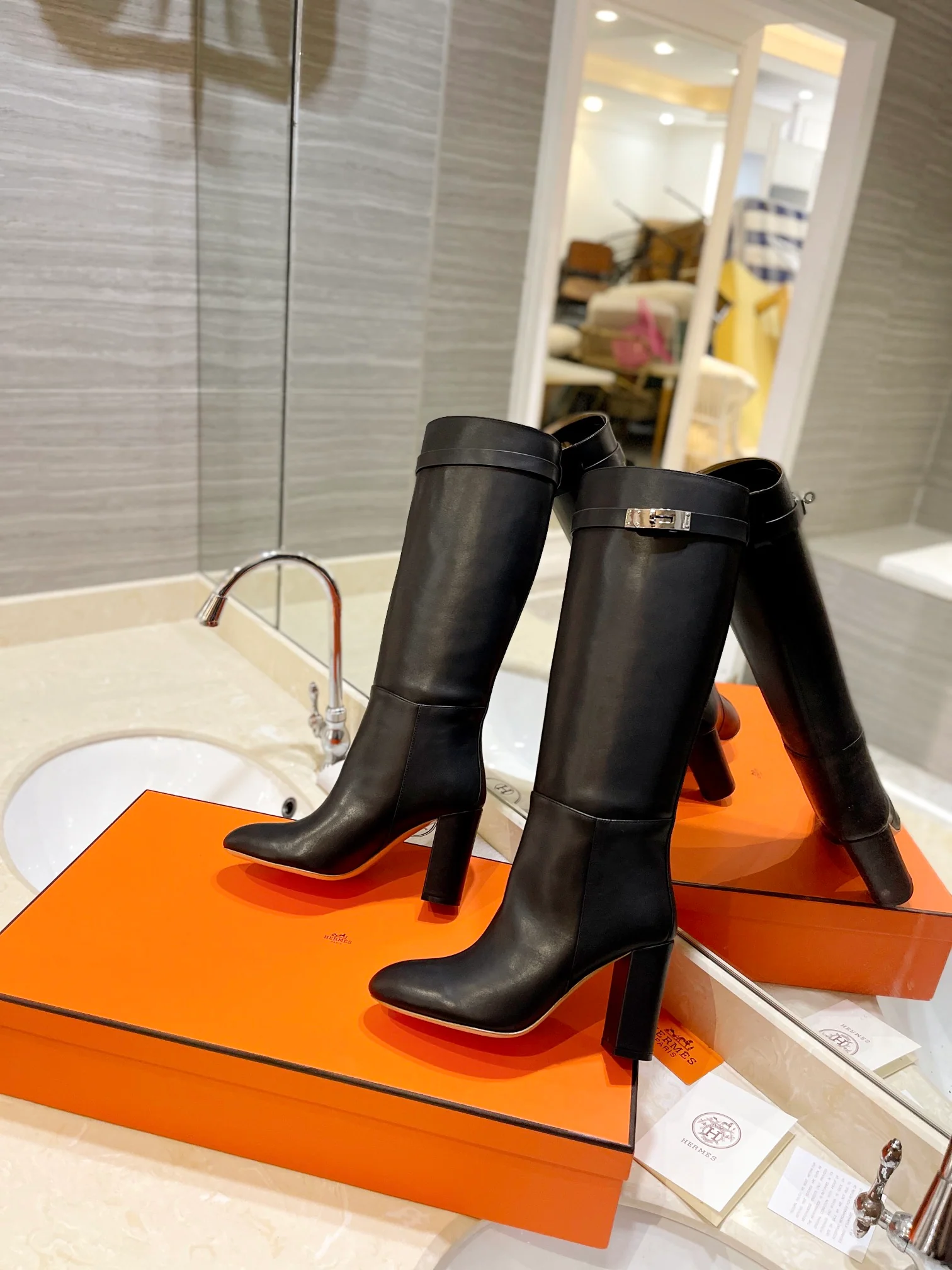 Классические сапоги Hermes Kelly с пряжкой - черные