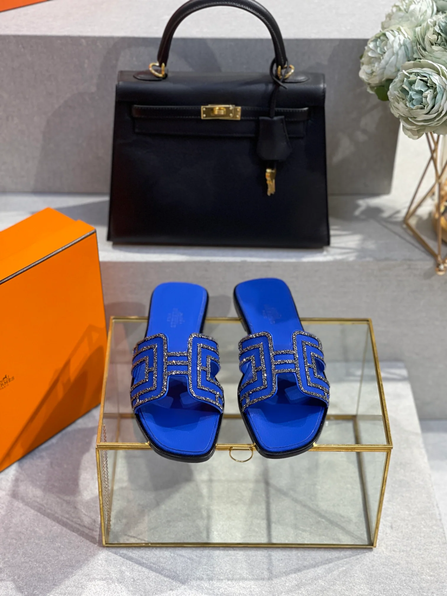 Hermes, новый цвет 2022 года - плоские тапочки с стразами H.