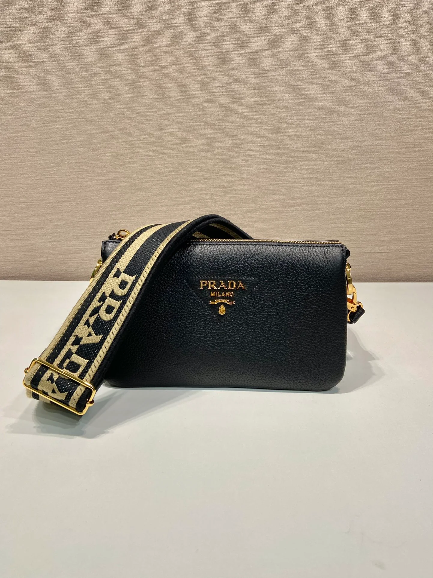 Сумка Prada из оленьей кожи, трехслойная конструкция, черная.