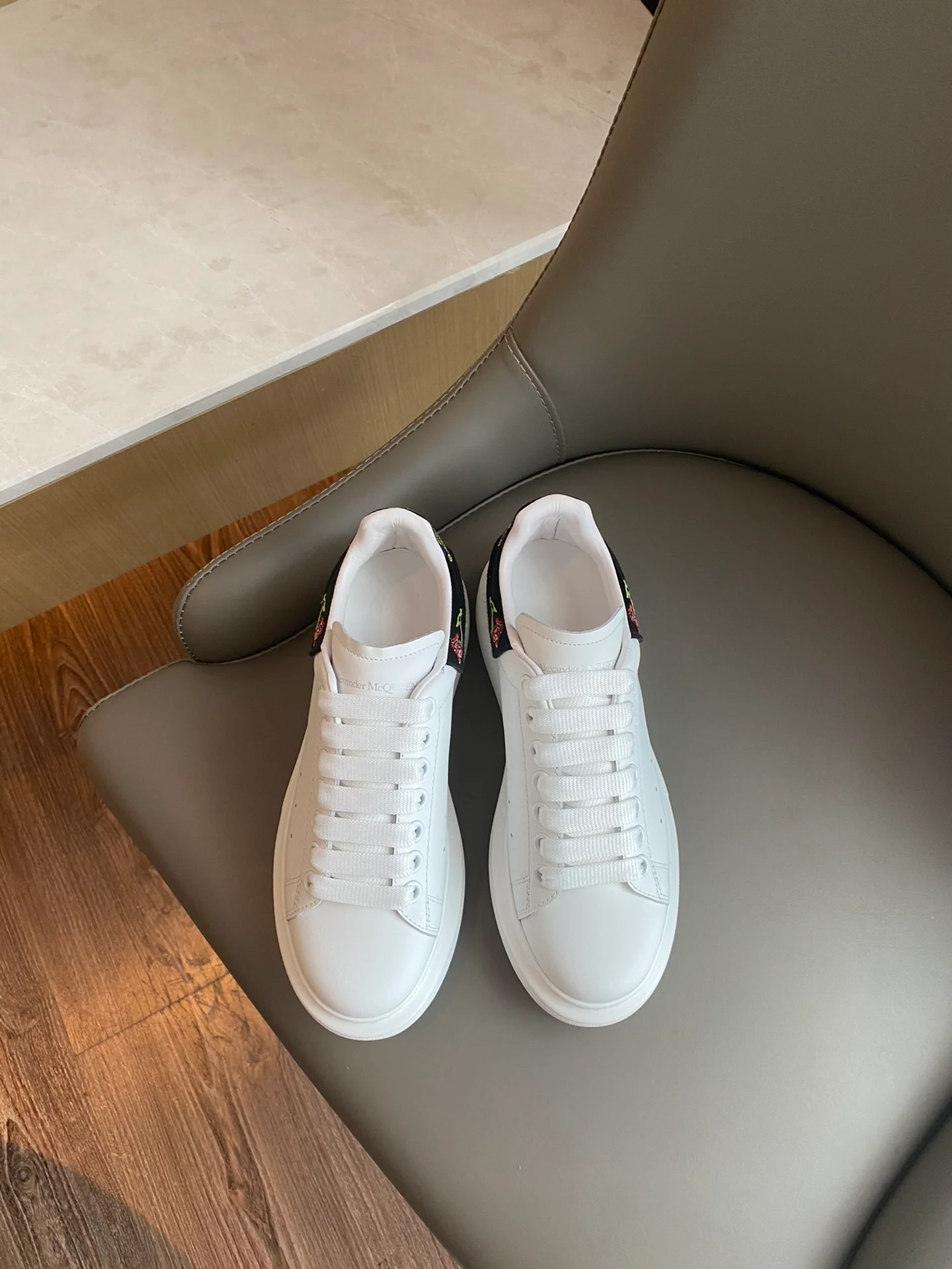 McQueen - Классические белые кроссовки - Bee