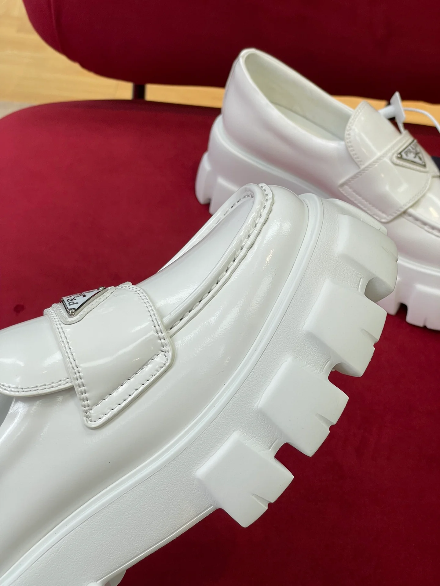 Лоферы на платформе Prada 2024 - белые - 1