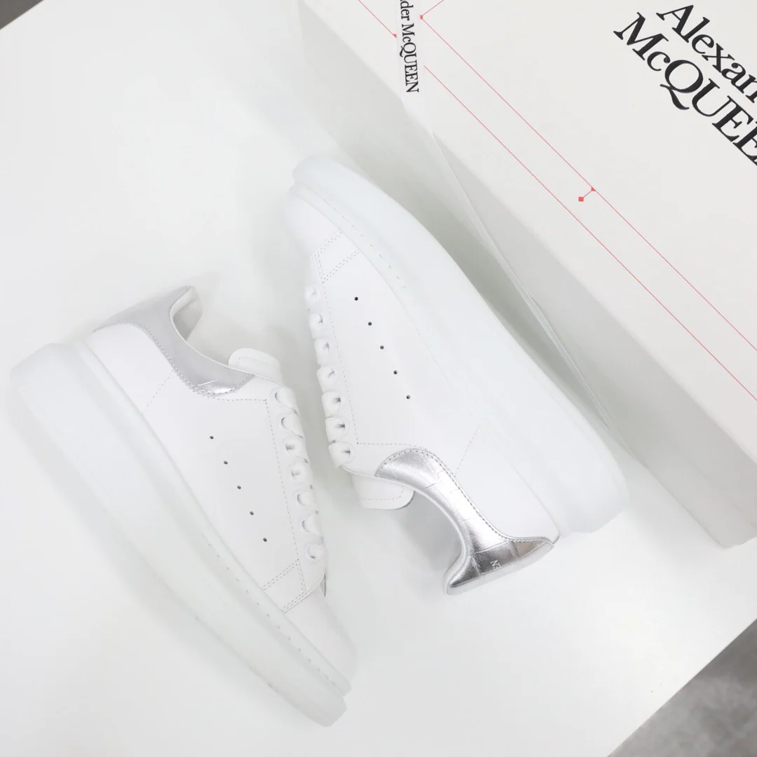 Классические белые кроссовки McQueen с крокодиловым принтом, серебристые.