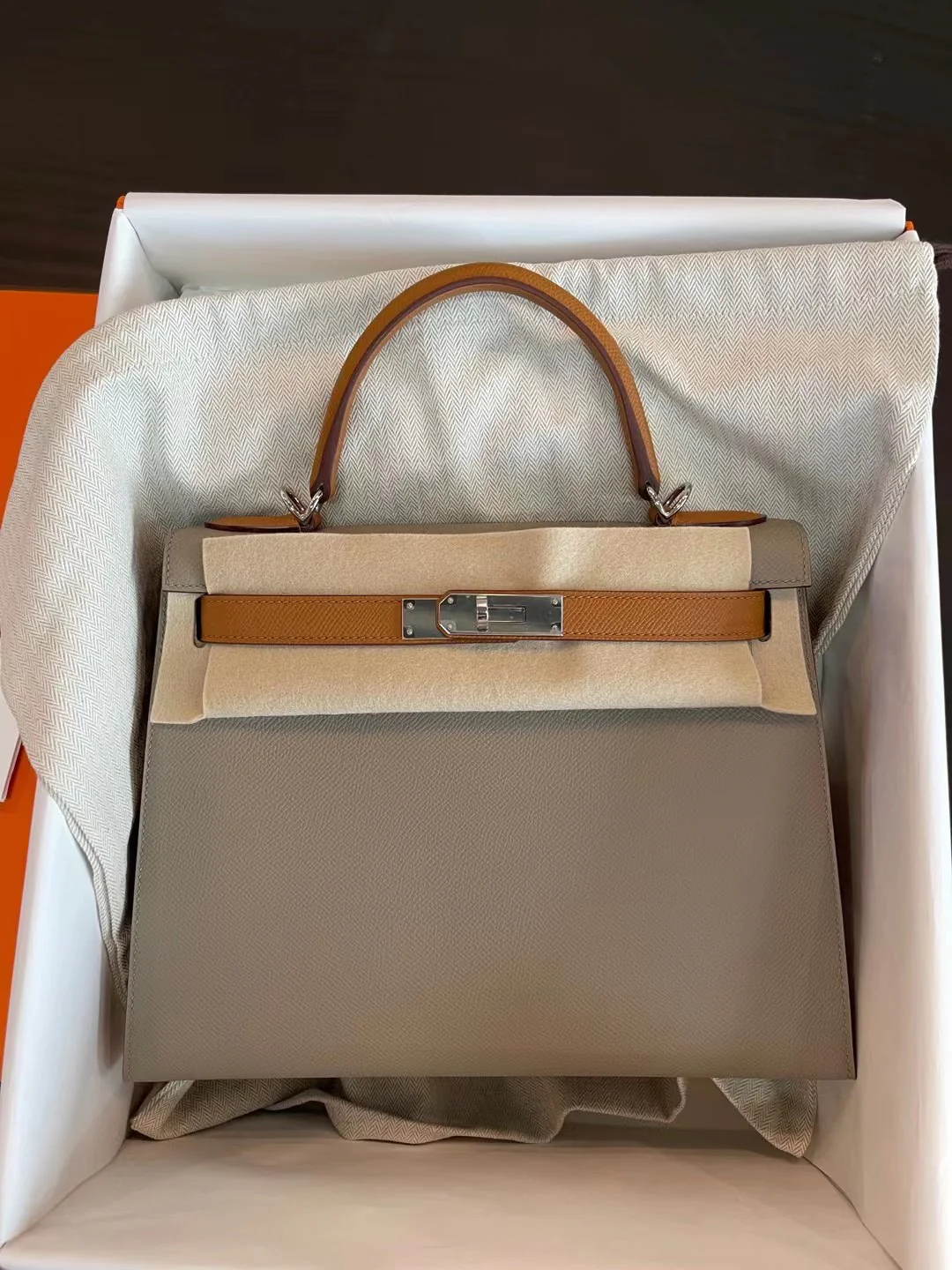 Hermes Kelly 28 Epsom Gold Brown с пряжкой M8 Ashy Grey - Silver