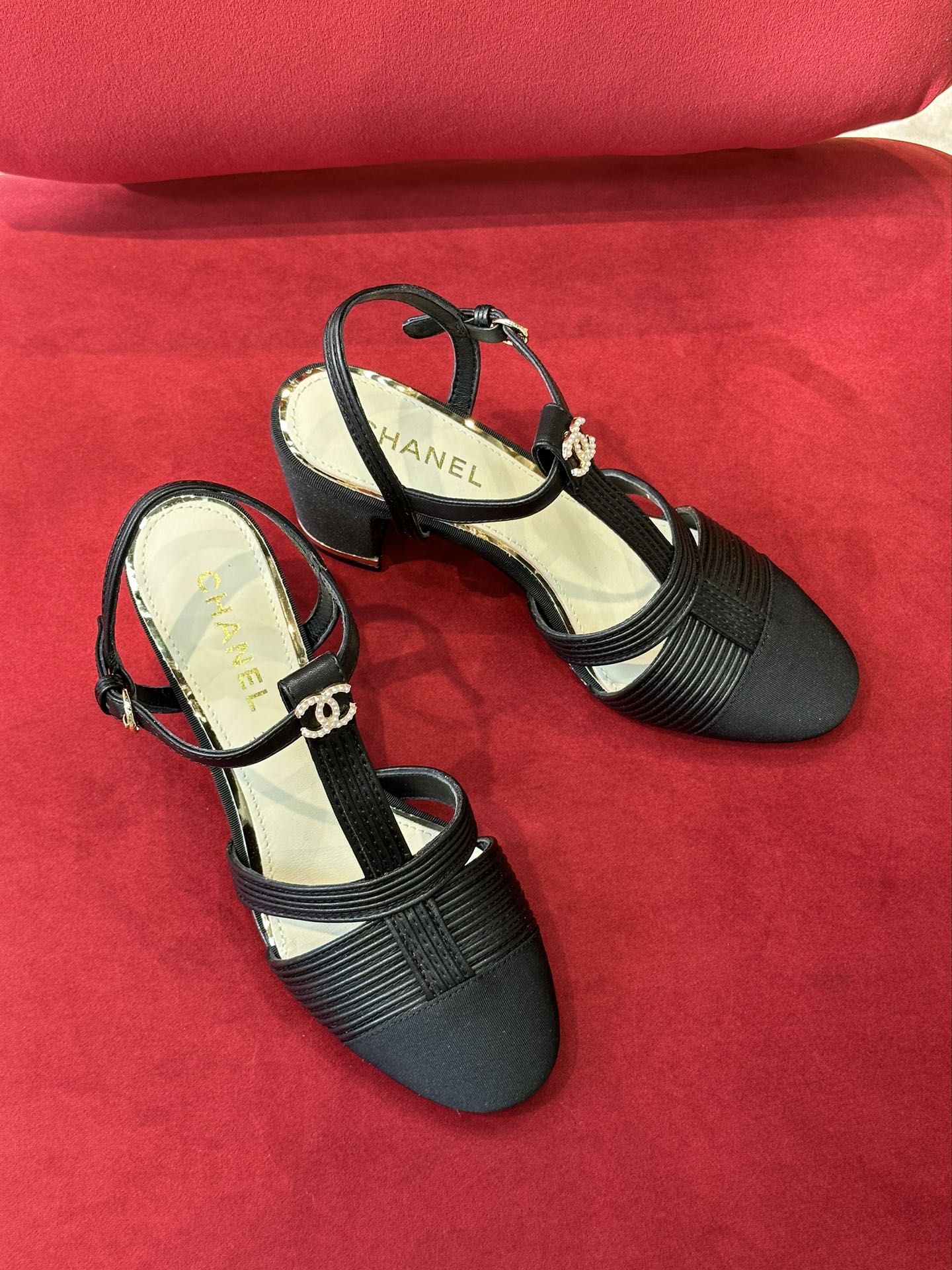 Новинка сезона весна/лето 2023 от Chanel — туфли на низком каблуке с лоскутным дизайном из овечьей кожи.