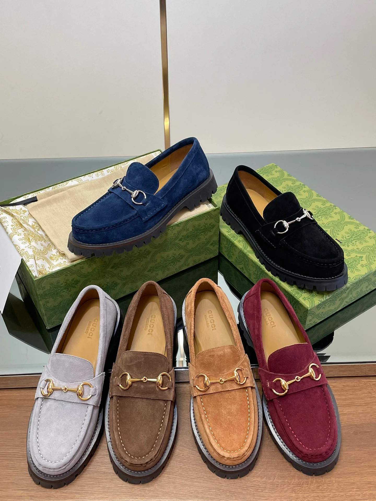 Замшевые лоферы Gucci 2024 — изображение из коллекции