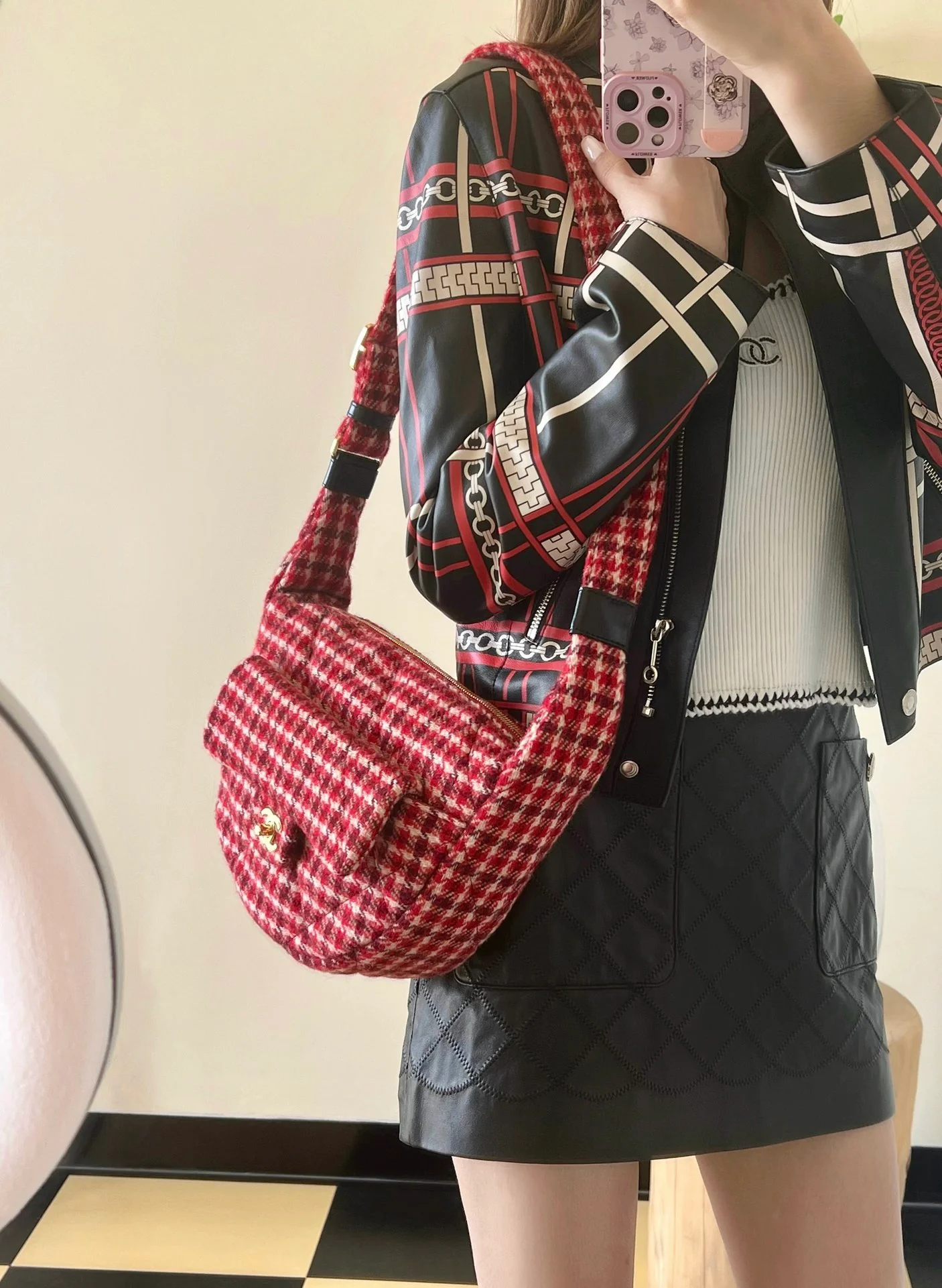 Сумка-хобо Chanel-Plover в красную клетку, полумесяц