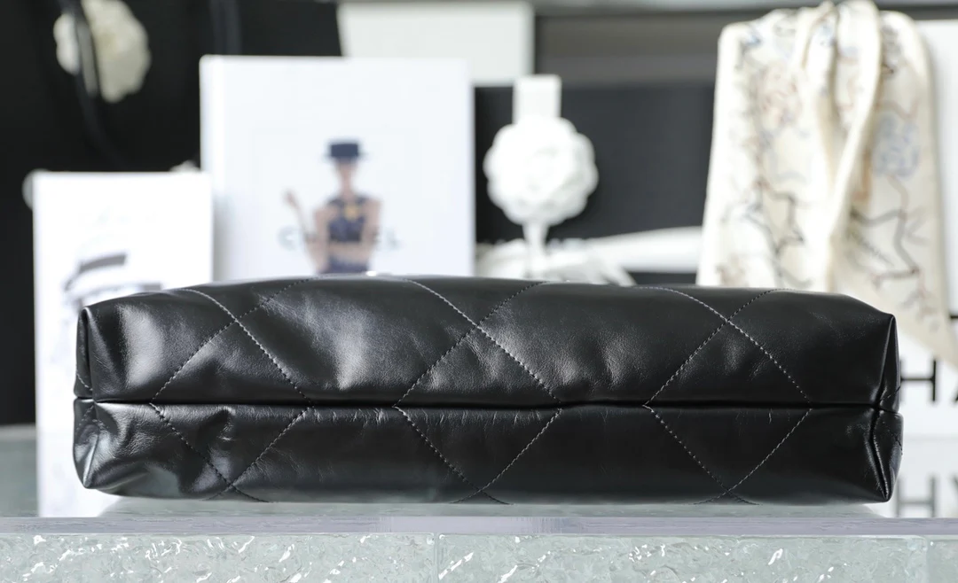 Сумка-шоппер Chanel - Маленькая - Черная с золотой фурнитурой - 1 шт.