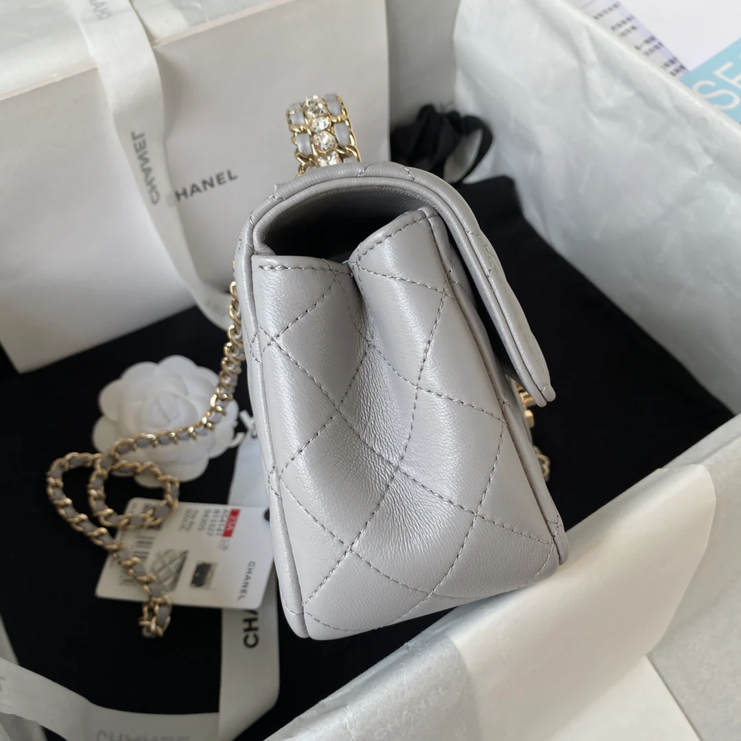 Коллекция Chanel Pre-Fall 2023 - Сумка CF с ручкой, украшенной стразами - Серая - 21 см