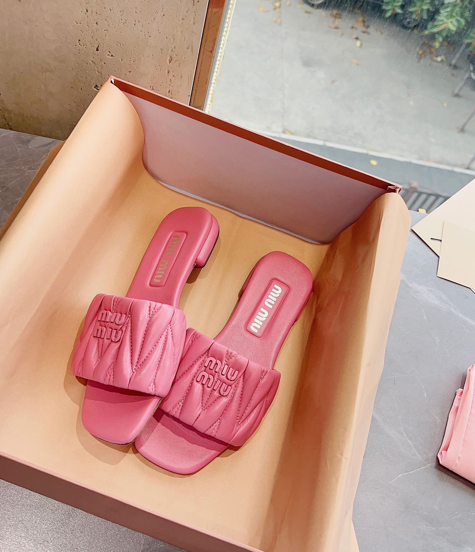 Новинка сезона весна/лето 2023 от Miu Miu - плоские тапочки из овечьей кожи - розовые