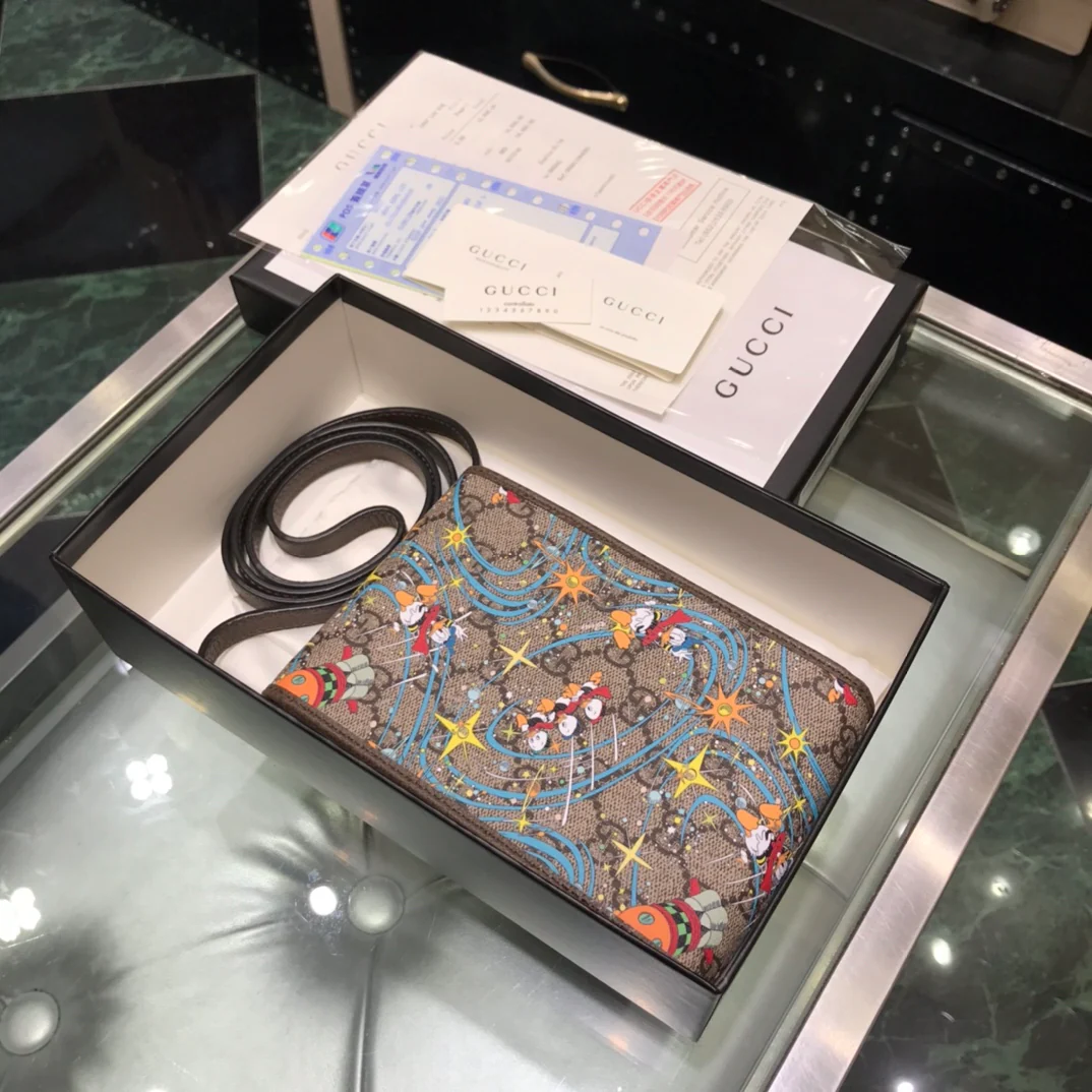 Сумка для телефона Gucci с изображением Дональда Дака